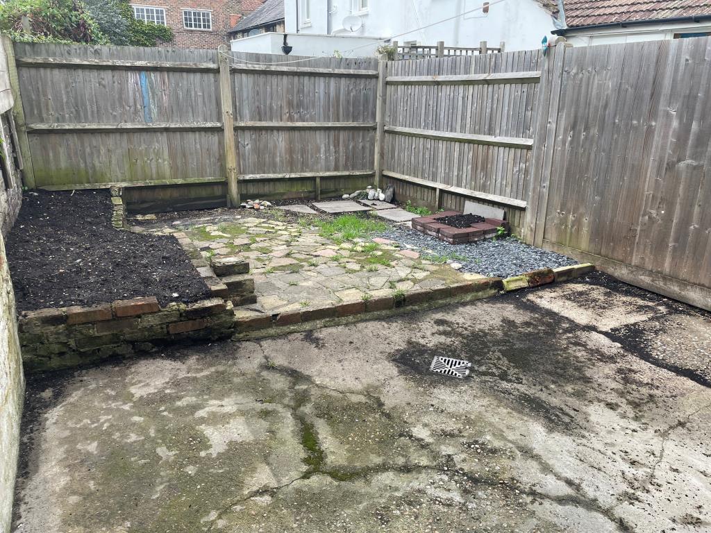 Lot: 42 - THREE-BEDROOM HOUSE WITH POTENTIAL - Rear patio garden with fencing